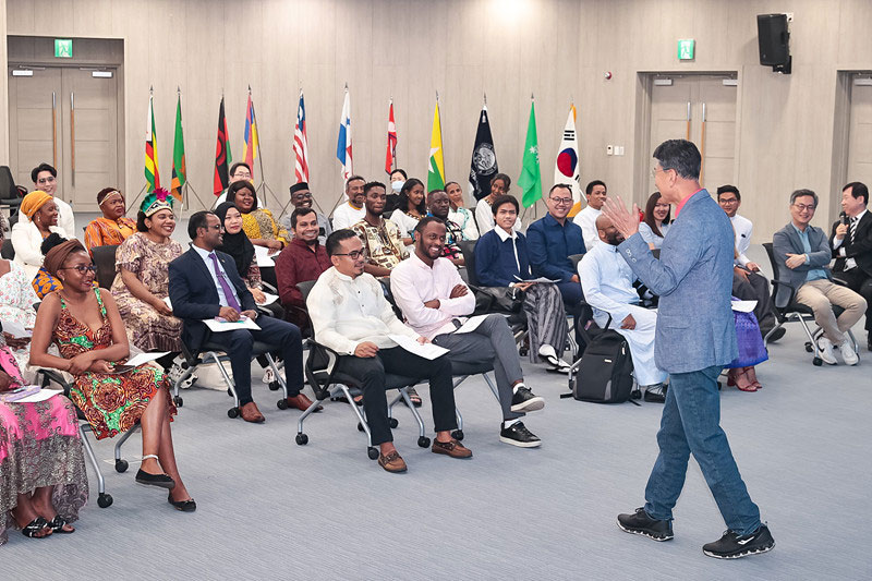 In this special lecture, President Choi captivates students with his dynamic and 
					participatory approach, embodying his uniquely inspiring teaching style.